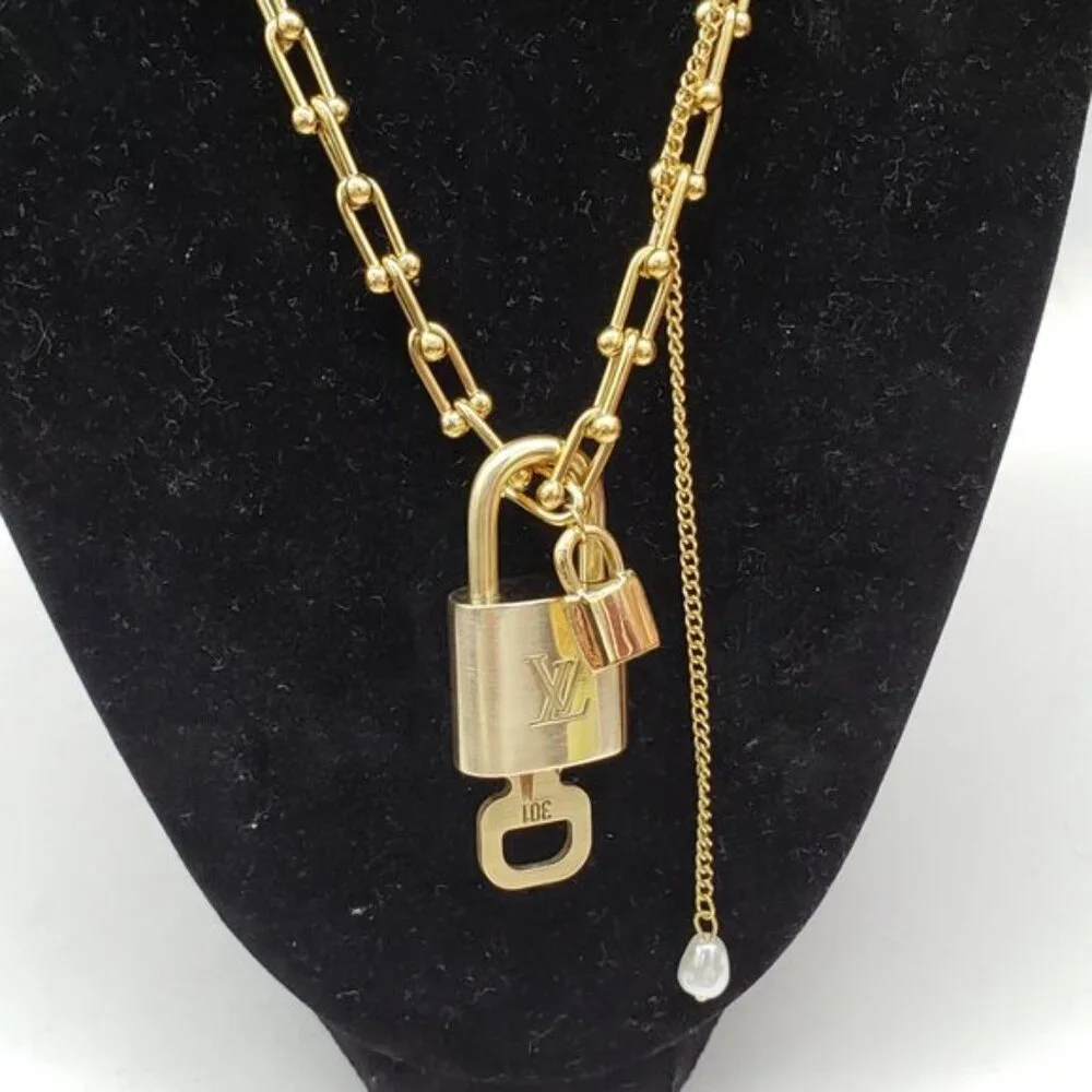Authentic Louis Vuitton Lock & Key w/ Unbranded Gold Plated Gold Horseshoe Chain - Picture 7 of 10